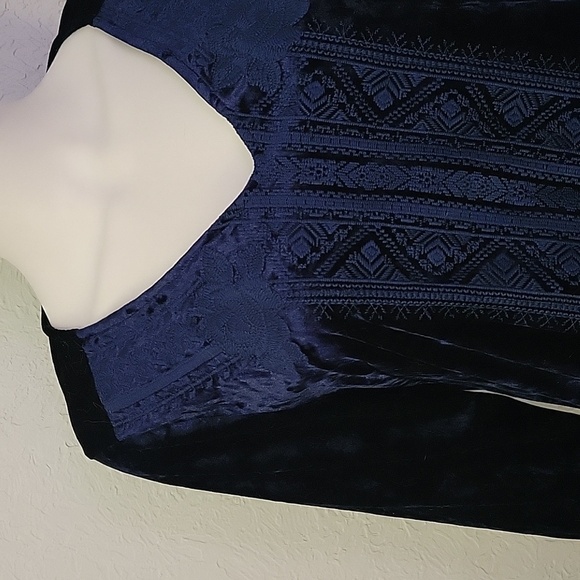 Andree BY UNIT Navy Blue Embroidered V-Neck Velvet Festival Blouse - Picture 5 of 10